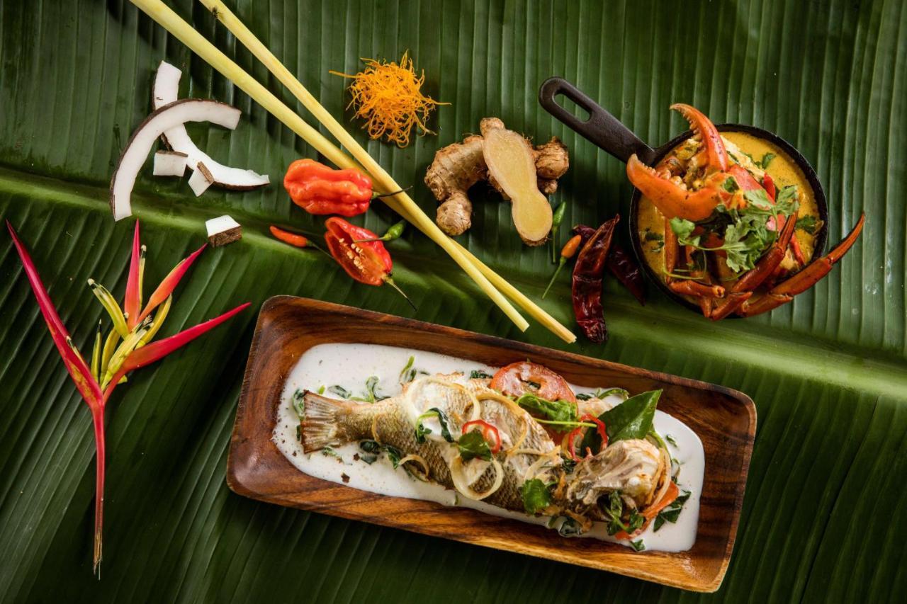 Outrigger Fiji Beach Resort Korotogo Exterior photo Thai food